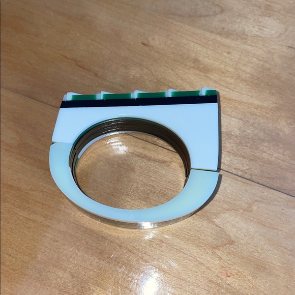 Vintage lucite bracelet raised pattern - Picture 3 of 6